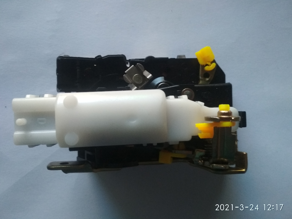 Замки (дверні, багажника,лічинки)  AUTOTECHTEILE 5050068 